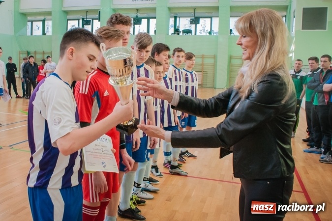 Zdjęcie w galerii na portalu naszraciborz.pl: IV Turniej Noworoczny o Puchar Dyrektora ZSOMS. Dreszczowiec w starciu o pierwsze miejsce. Raciborska Unia lepsza od MOSiR Opole wiadomości z regionu