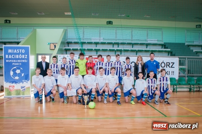 Zdjęcie w galerii na portalu naszraciborz.pl: IV Turniej Noworoczny o Puchar Dyrektora ZSOMS. Dreszczowiec w starciu o pierwsze miejsce. Raciborska Unia lepsza od MOSiR Opole wiadomości z regionu