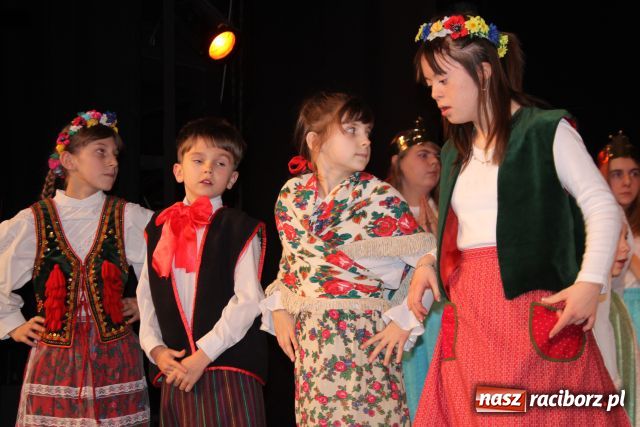 Zdjęcie w galerii na portalu naszraciborz.pl: Jubileuszowy przegląd inscenizacji bożonarodzeniowych wiadomości z regionu