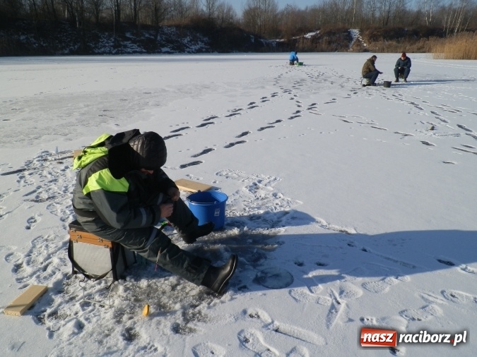 Zdjęcie w galerii na portalu naszraciborz.pl: Podlodowe otwarcie sezonu raciborskich wędkarzy wiadomości z regionu