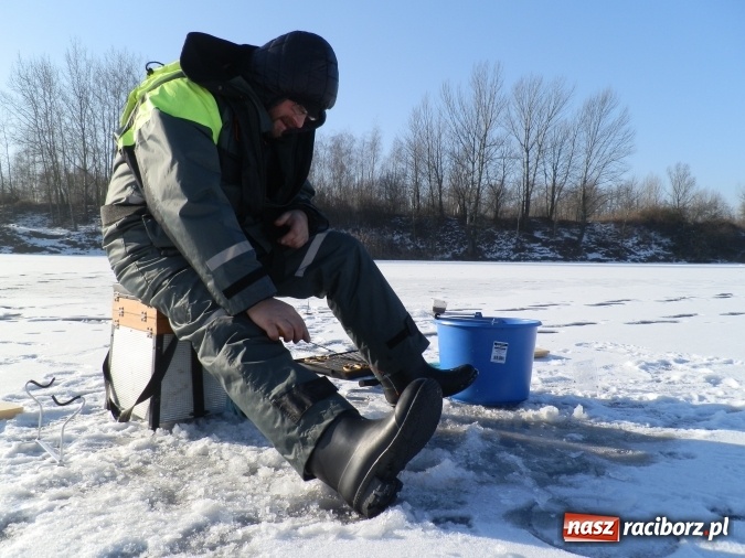 Zdjęcie w galerii na portalu naszraciborz.pl: Podlodowe otwarcie sezonu raciborskich wędkarzy wiadomości z regionu