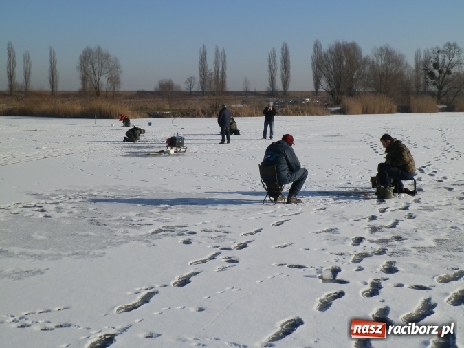 Zdjęcie w galerii na portalu naszraciborz.pl: Podlodowe otwarcie sezonu raciborskich wędkarzy wiadomości z regionu