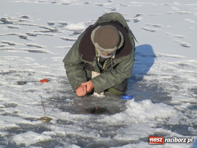 Zdjęcie w galerii na portalu naszraciborz.pl: Podlodowe otwarcie sezonu raciborskich wędkarzy wiadomości z regionu