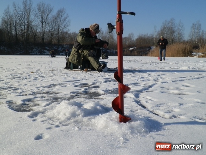 Zdjęcie w galerii na portalu naszraciborz.pl: Podlodowe otwarcie sezonu raciborskich wędkarzy wiadomości z regionu