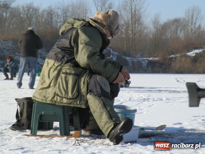 Zdjęcie w galerii na portalu naszraciborz.pl: Podlodowe otwarcie sezonu raciborskich wędkarzy wiadomości z regionu