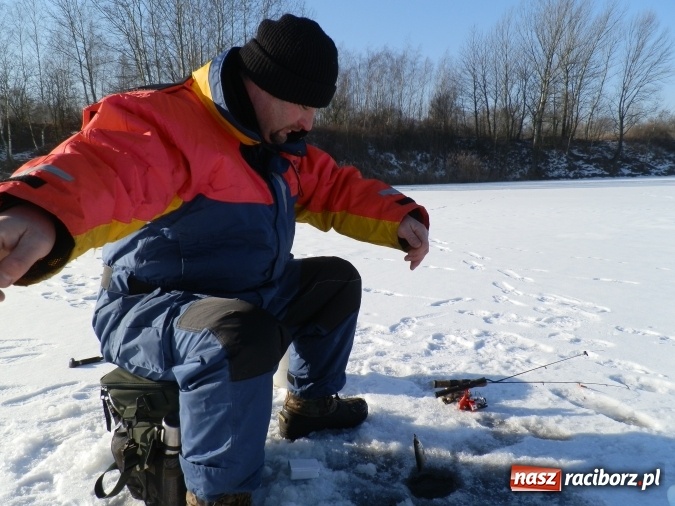 Zdjęcie w galerii na portalu naszraciborz.pl: Podlodowe otwarcie sezonu raciborskich wędkarzy wiadomości z regionu