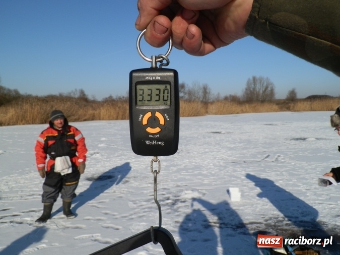 Zdjęcie w galerii na portalu naszraciborz.pl: Podlodowe otwarcie sezonu raciborskich wędkarzy wiadomości z regionu