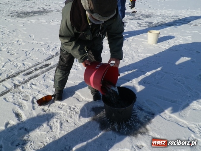 Zdjęcie w galerii na portalu naszraciborz.pl: Podlodowe otwarcie sezonu raciborskich wędkarzy wiadomości z regionu