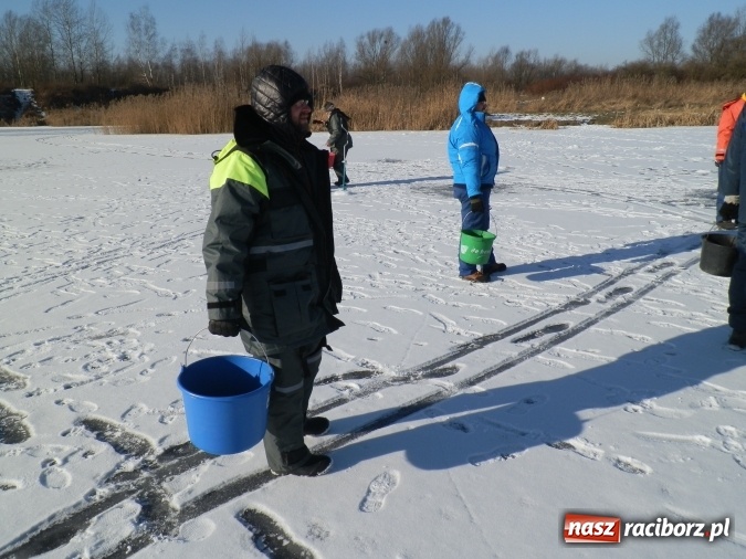 Zdjęcie w galerii na portalu naszraciborz.pl: Podlodowe otwarcie sezonu raciborskich wędkarzy wiadomości z regionu