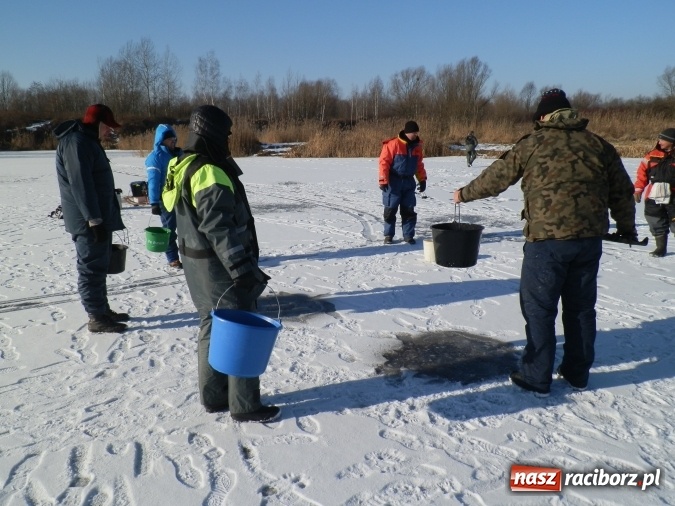Zdjęcie w galerii na portalu naszraciborz.pl: Podlodowe otwarcie sezonu raciborskich wędkarzy wiadomości z regionu