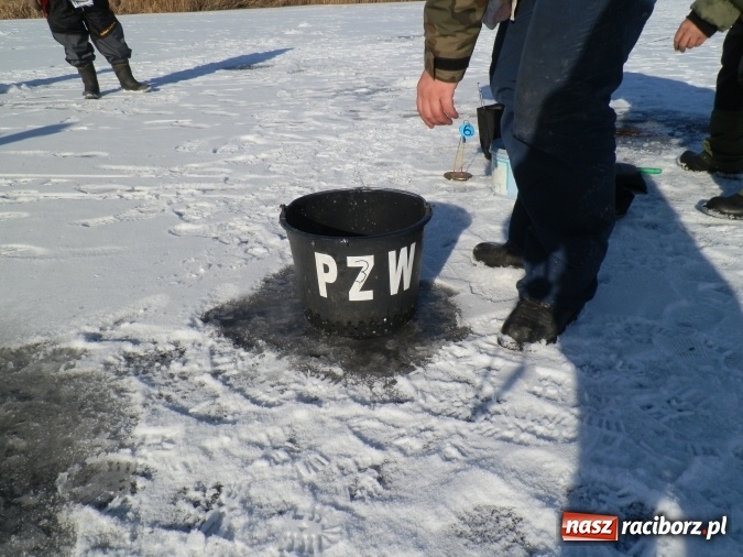 Zdjęcie w galerii na portalu naszraciborz.pl: Podlodowe otwarcie sezonu raciborskich wędkarzy wiadomości z regionu