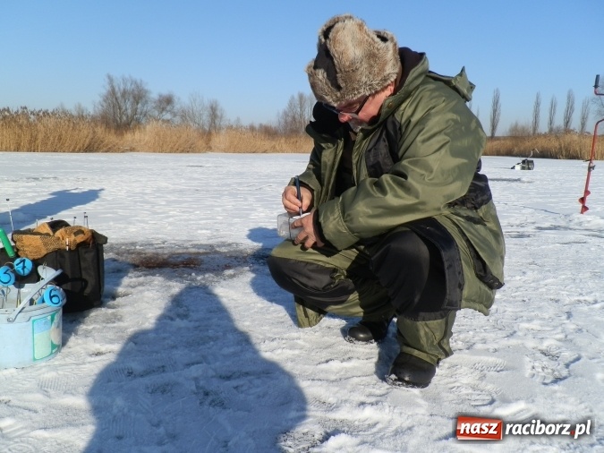 Zdjęcie w galerii na portalu naszraciborz.pl: Podlodowe otwarcie sezonu raciborskich wędkarzy wiadomości z regionu