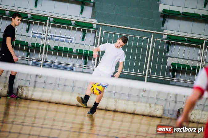 Zdjęcie w galerii na portalu naszraciborz.pl: Turniej siatkonogi w Arenie Rafako wiadomości z regionu