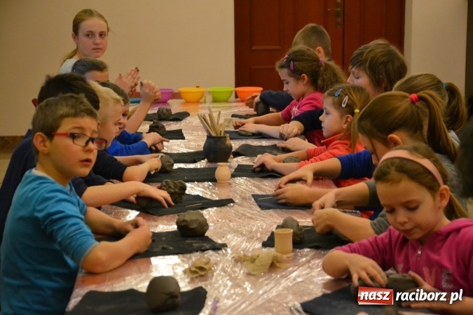 Zdjęcie w galerii na portalu naszraciborz.pl: Zabawy z gliną, czyli zajęcia ceramiczne na zamku wiadomości z regionu