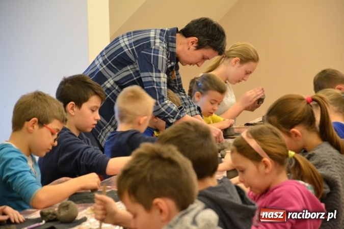 Zdjęcie w galerii na portalu naszraciborz.pl: Zabawy z gliną, czyli zajęcia ceramiczne na zamku wiadomości z regionu