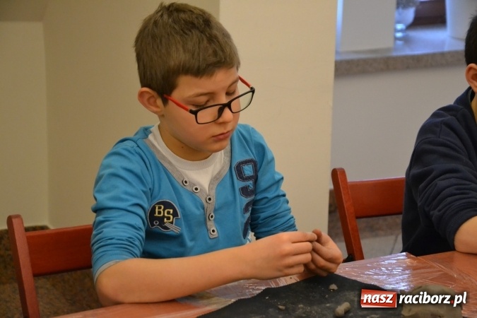 Zdjęcie w galerii na portalu naszraciborz.pl: Zabawy z gliną, czyli zajęcia ceramiczne na zamku wiadomości z regionu