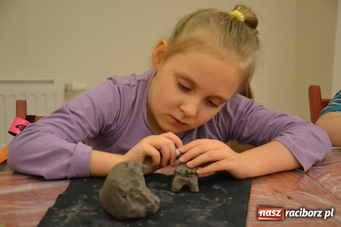 Zdjęcie w galerii na portalu naszraciborz.pl: Zabawy z gliną, czyli zajęcia ceramiczne na zamku wiadomości z regionu