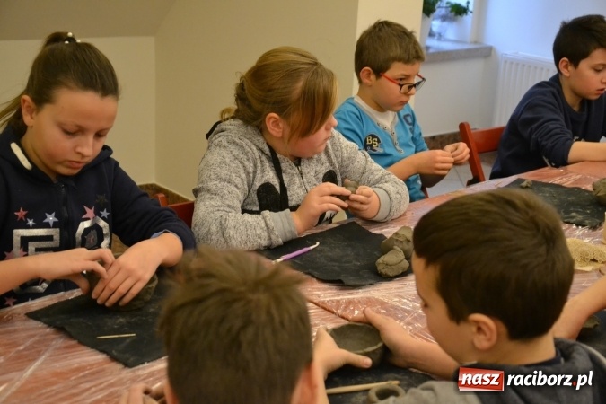 Zdjęcie w galerii na portalu naszraciborz.pl: Zabawy z gliną, czyli zajęcia ceramiczne na zamku wiadomości z regionu
