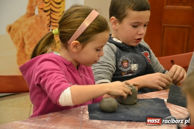 Zdjęcie w galerii na portalu naszraciborz.pl: Zabawy z gliną, czyli zajęcia ceramiczne na zamku wiadomości z regionu