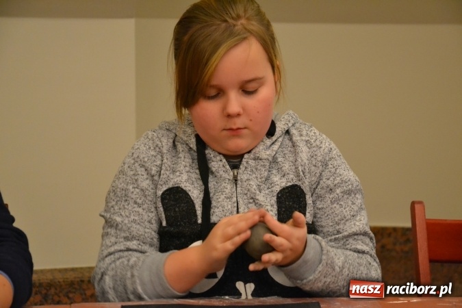 Zdjęcie w galerii na portalu naszraciborz.pl: Zabawy z gliną, czyli zajęcia ceramiczne na zamku wiadomości z regionu