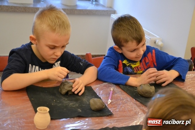 Zdjęcie w galerii na portalu naszraciborz.pl: Zabawy z gliną, czyli zajęcia ceramiczne na zamku wiadomości z regionu