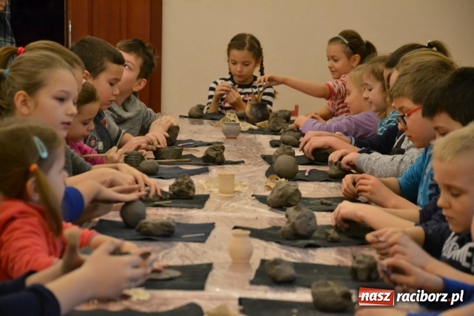 Zdjęcie w galerii na portalu naszraciborz.pl: Zabawy z gliną, czyli zajęcia ceramiczne na zamku wiadomości z regionu