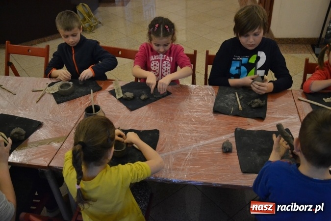 Zdjęcie w galerii na portalu naszraciborz.pl: Zabawy z gliną, czyli zajęcia ceramiczne na zamku wiadomości z regionu