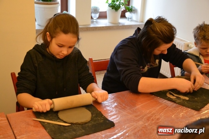 Zdjęcie w galerii na portalu naszraciborz.pl: Zabawy z gliną, czyli zajęcia ceramiczne na zamku wiadomości z regionu