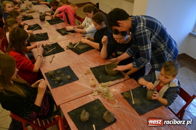 Zdjęcie w galerii na portalu naszraciborz.pl: Zabawy z gliną, czyli zajęcia ceramiczne na zamku wiadomości z regionu