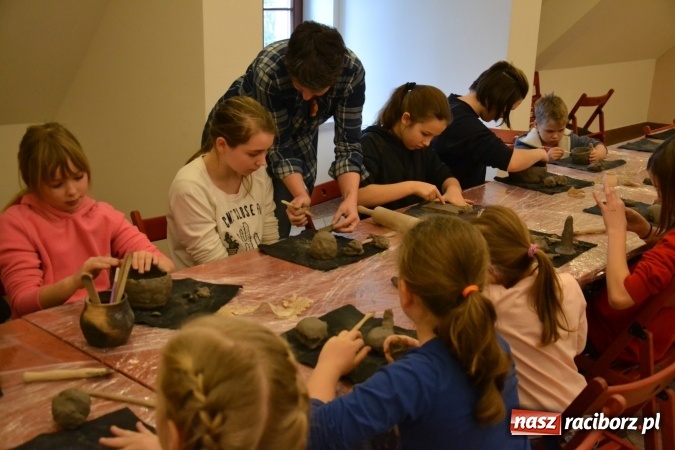 Zdjęcie w galerii na portalu naszraciborz.pl: Zabawy z gliną, czyli zajęcia ceramiczne na zamku wiadomości z regionu