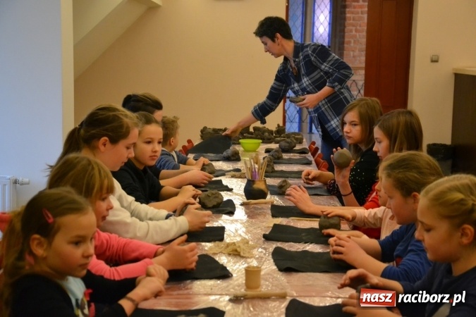 Zdjęcie w galerii na portalu naszraciborz.pl: Zabawy z gliną, czyli zajęcia ceramiczne na zamku wiadomości z regionu