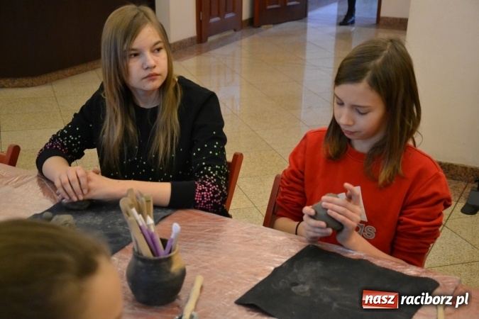 Zdjęcie w galerii na portalu naszraciborz.pl: Zabawy z gliną, czyli zajęcia ceramiczne na zamku wiadomości z regionu