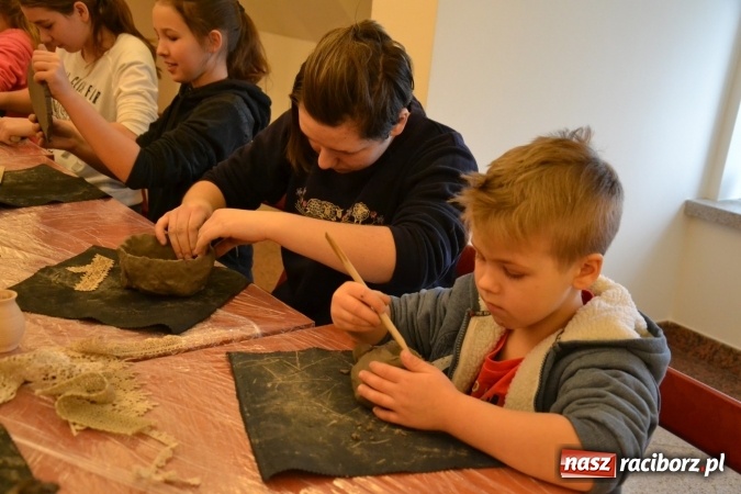 Zdjęcie w galerii na portalu naszraciborz.pl: Zabawy z gliną, czyli zajęcia ceramiczne na zamku wiadomości z regionu