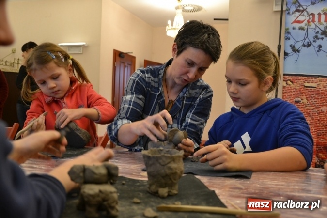 Zdjęcie w galerii na portalu naszraciborz.pl: Zabawy z gliną, czyli zajęcia ceramiczne na zamku wiadomości z regionu
