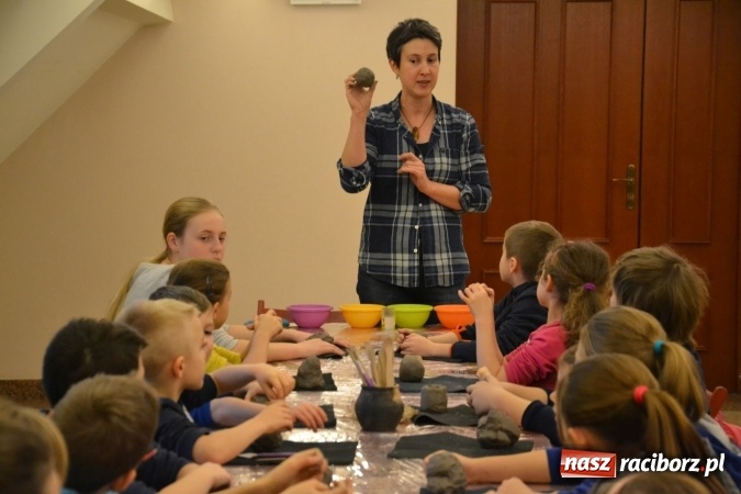 Zdjęcie w galerii na portalu naszraciborz.pl: Zabawy z gliną, czyli zajęcia ceramiczne na zamku wiadomości z regionu