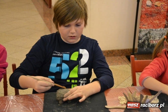 Zdjęcie w galerii na portalu naszraciborz.pl: Zabawy z gliną, czyli zajęcia ceramiczne na zamku wiadomości z regionu
