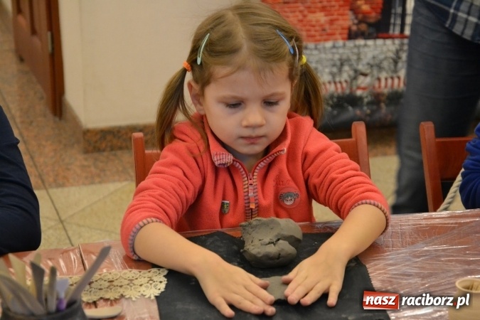 Zdjęcie w galerii na portalu naszraciborz.pl: Zabawy z gliną, czyli zajęcia ceramiczne na zamku wiadomości z regionu