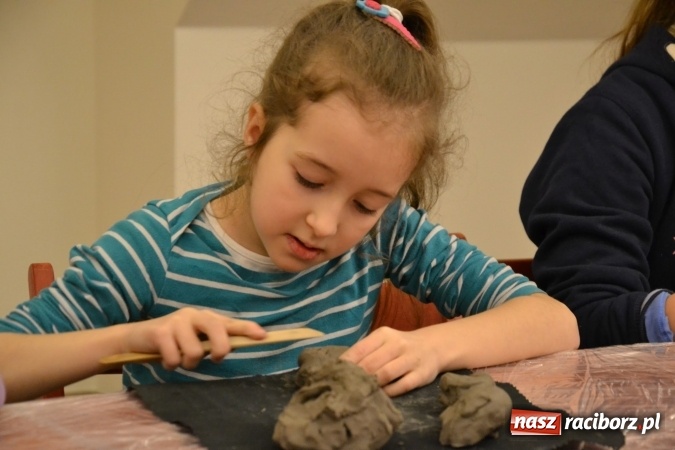 Zdjęcie w galerii na portalu naszraciborz.pl: Zabawy z gliną, czyli zajęcia ceramiczne na zamku wiadomości z regionu