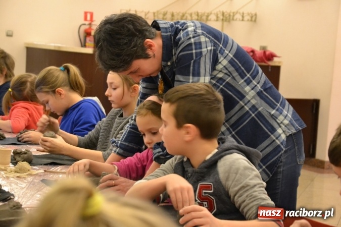 Zdjęcie w galerii na portalu naszraciborz.pl: Zabawy z gliną, czyli zajęcia ceramiczne na zamku wiadomości z regionu