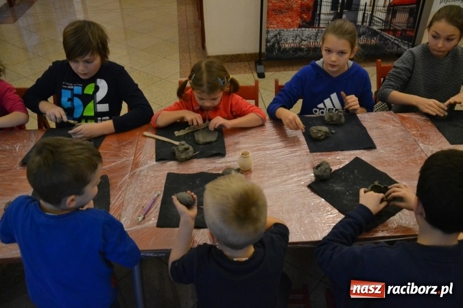 Zdjęcie w galerii na portalu naszraciborz.pl: Zabawy z gliną, czyli zajęcia ceramiczne na zamku wiadomości z regionu