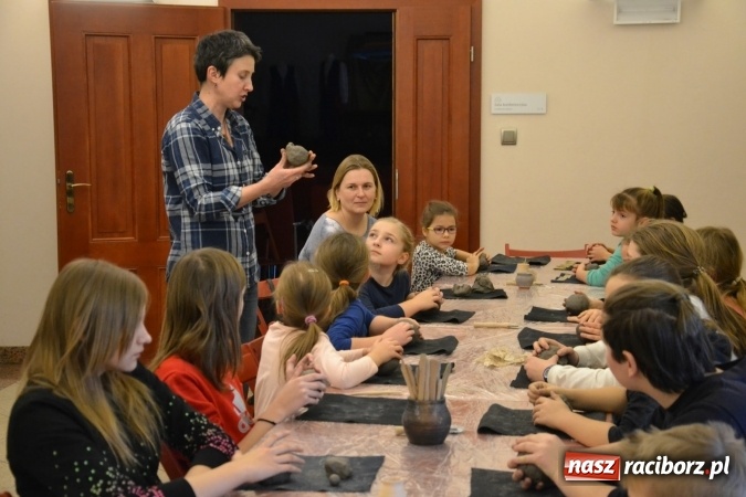 Zdjęcie w galerii na portalu naszraciborz.pl: Zabawy z gliną, czyli zajęcia ceramiczne na zamku wiadomości z regionu