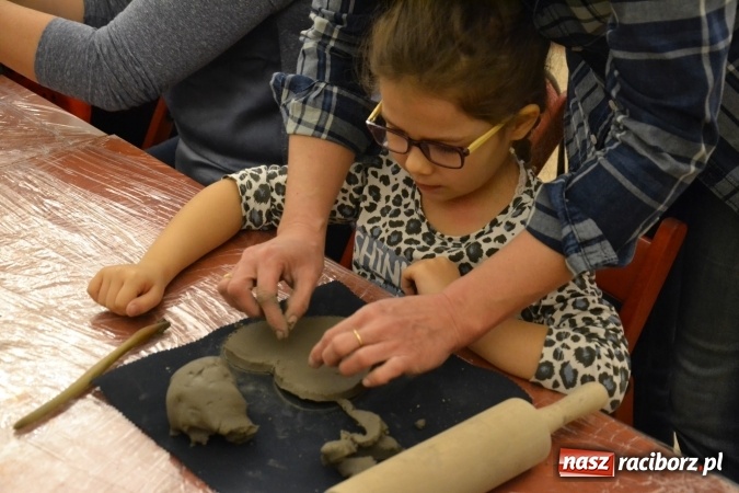Zdjęcie w galerii na portalu naszraciborz.pl: Zabawy z gliną, czyli zajęcia ceramiczne na zamku wiadomości z regionu