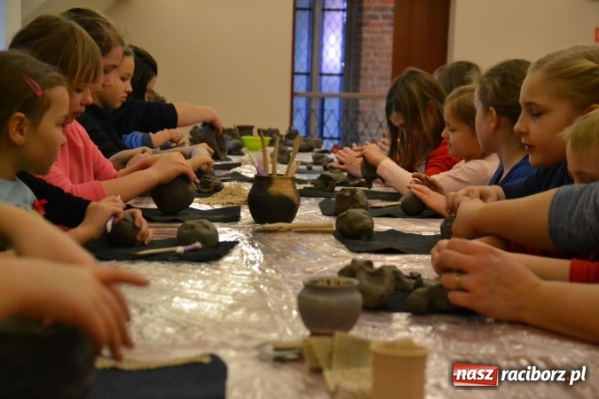 Zdjęcie w galerii na portalu naszraciborz.pl: Zabawy z gliną, czyli zajęcia ceramiczne na zamku wiadomości z regionu