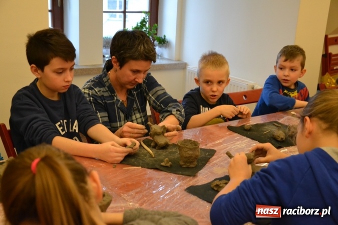 Zdjęcie w galerii na portalu naszraciborz.pl: Zabawy z gliną, czyli zajęcia ceramiczne na zamku wiadomości z regionu