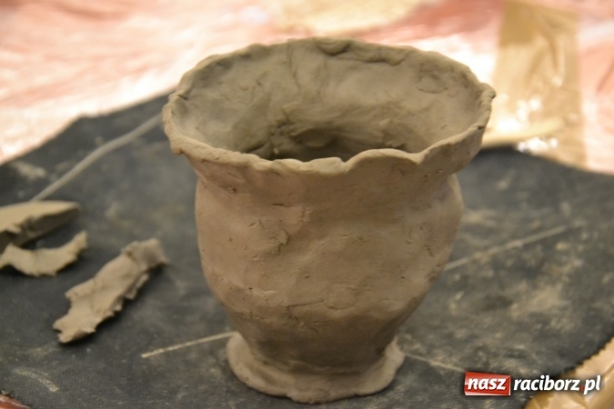 Zdjęcie w galerii na portalu naszraciborz.pl: Zabawy z gliną, czyli zajęcia ceramiczne na zamku wiadomości z regionu
