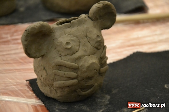 Zdjęcie w galerii na portalu naszraciborz.pl: Zabawy z gliną, czyli zajęcia ceramiczne na zamku wiadomości z regionu