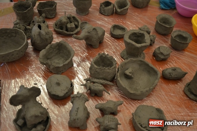 Zdjęcie w galerii na portalu naszraciborz.pl: Zabawy z gliną, czyli zajęcia ceramiczne na zamku wiadomości z regionu