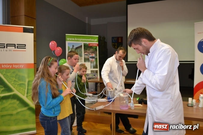 Zdjęcie w galerii na portalu naszraciborz.pl: Gazowy zawrót głowy – zajęcia w ramach Krzyżanowickiego Uniwersytetu Dziecięcego  wiadomości z regionu