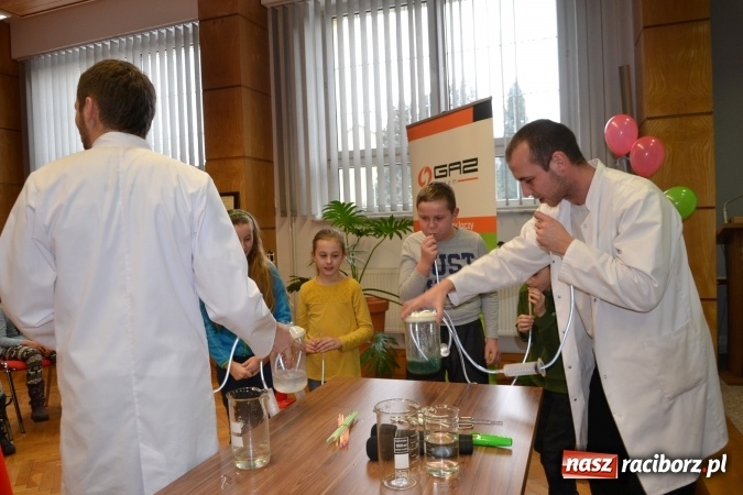 Zdjęcie w galerii na portalu naszraciborz.pl: Gazowy zawrót głowy – zajęcia w ramach Krzyżanowickiego Uniwersytetu Dziecięcego  wiadomości z regionu