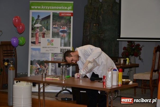 Zdjęcie w galerii na portalu naszraciborz.pl: Gazowy zawrót głowy – zajęcia w ramach Krzyżanowickiego Uniwersytetu Dziecięcego  wiadomości z regionu